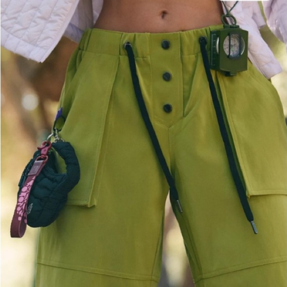 Free People Movement Paradox Pants. NWT. Olive green NEW